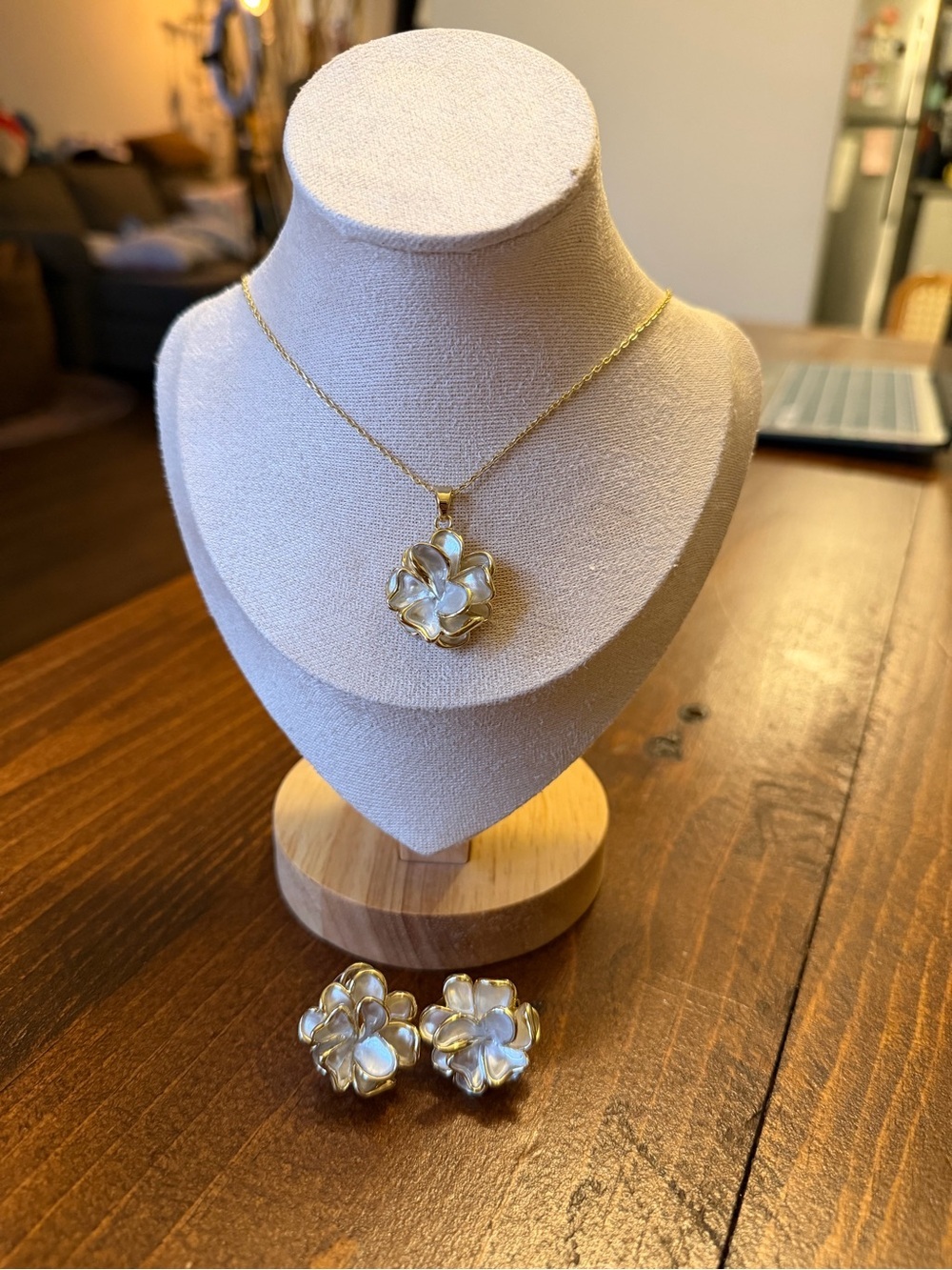 Gold Mother-of-Pearl Flower Necklace and Earrings Set